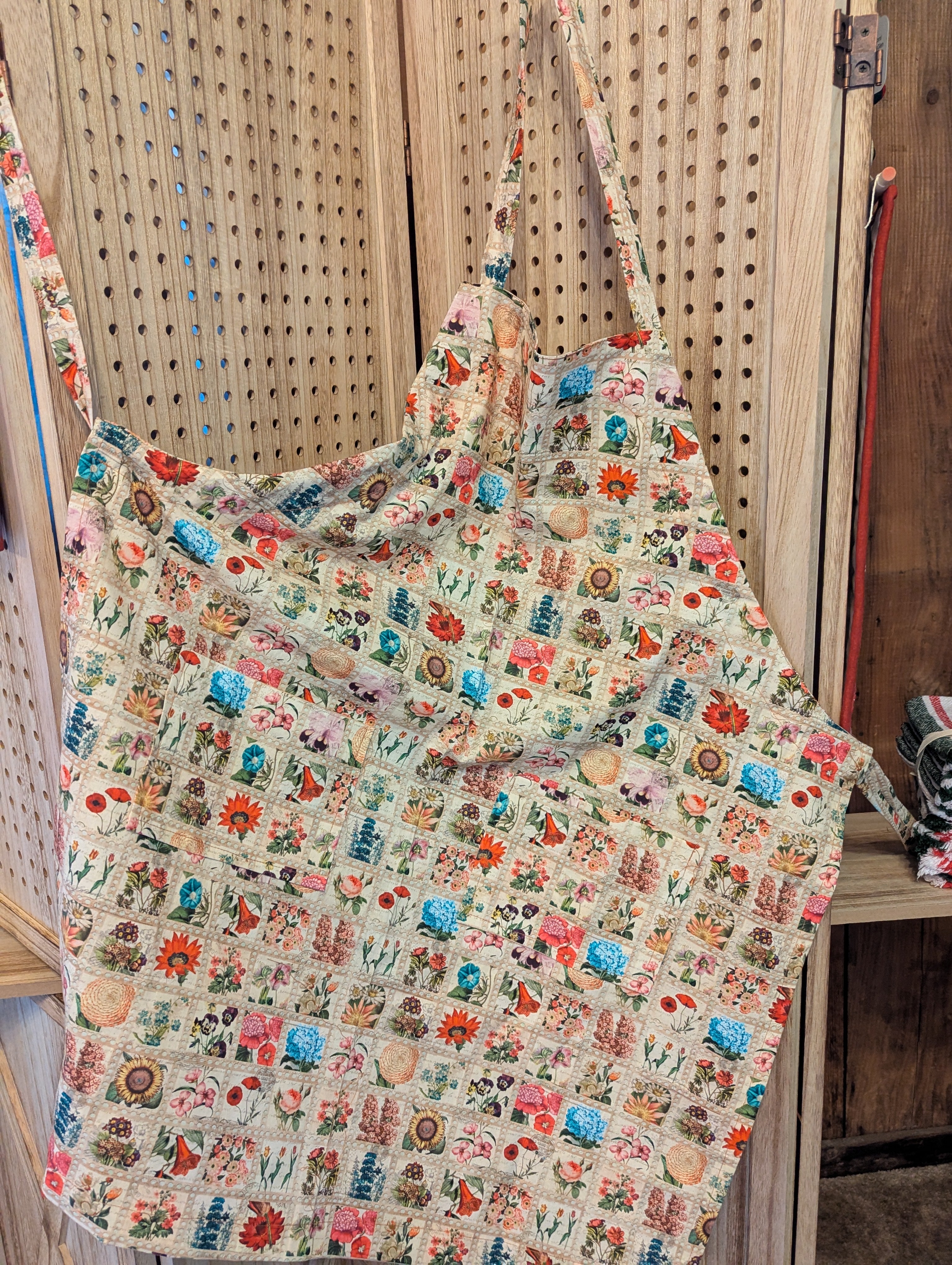 Apron: Vintage Floral – Fiddler's Glen