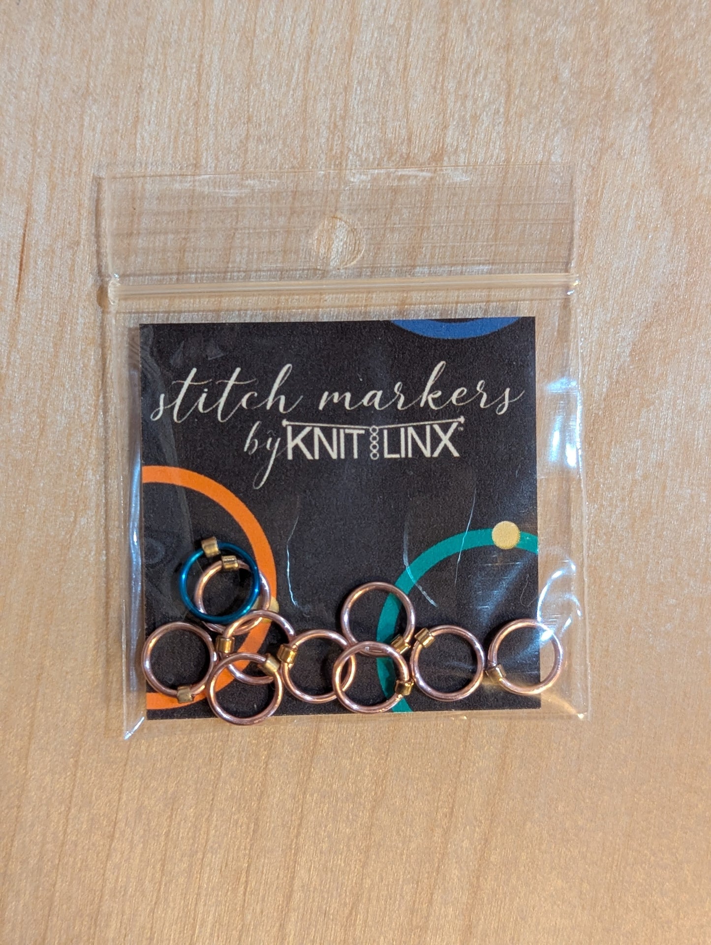 Knitting and crochet stitch markers by KnitLinx for knitting needles size 0 through 8. Made from metal in rose gold color.