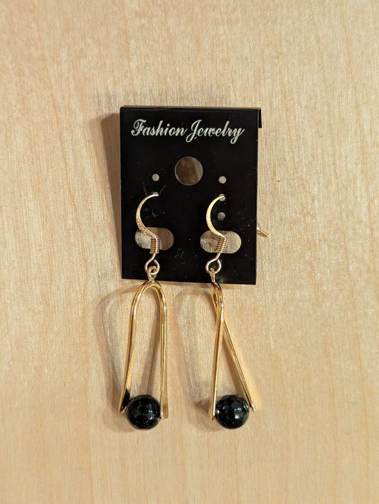 Drop earrings with a green bead held with a golden twist